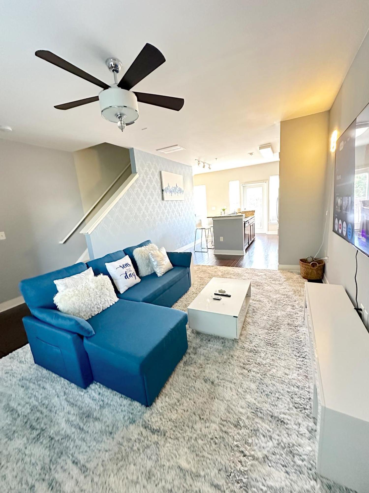 Modern Townhouse - 1 Min To Uptown Clt - Walk To Restaurants Casa de férias